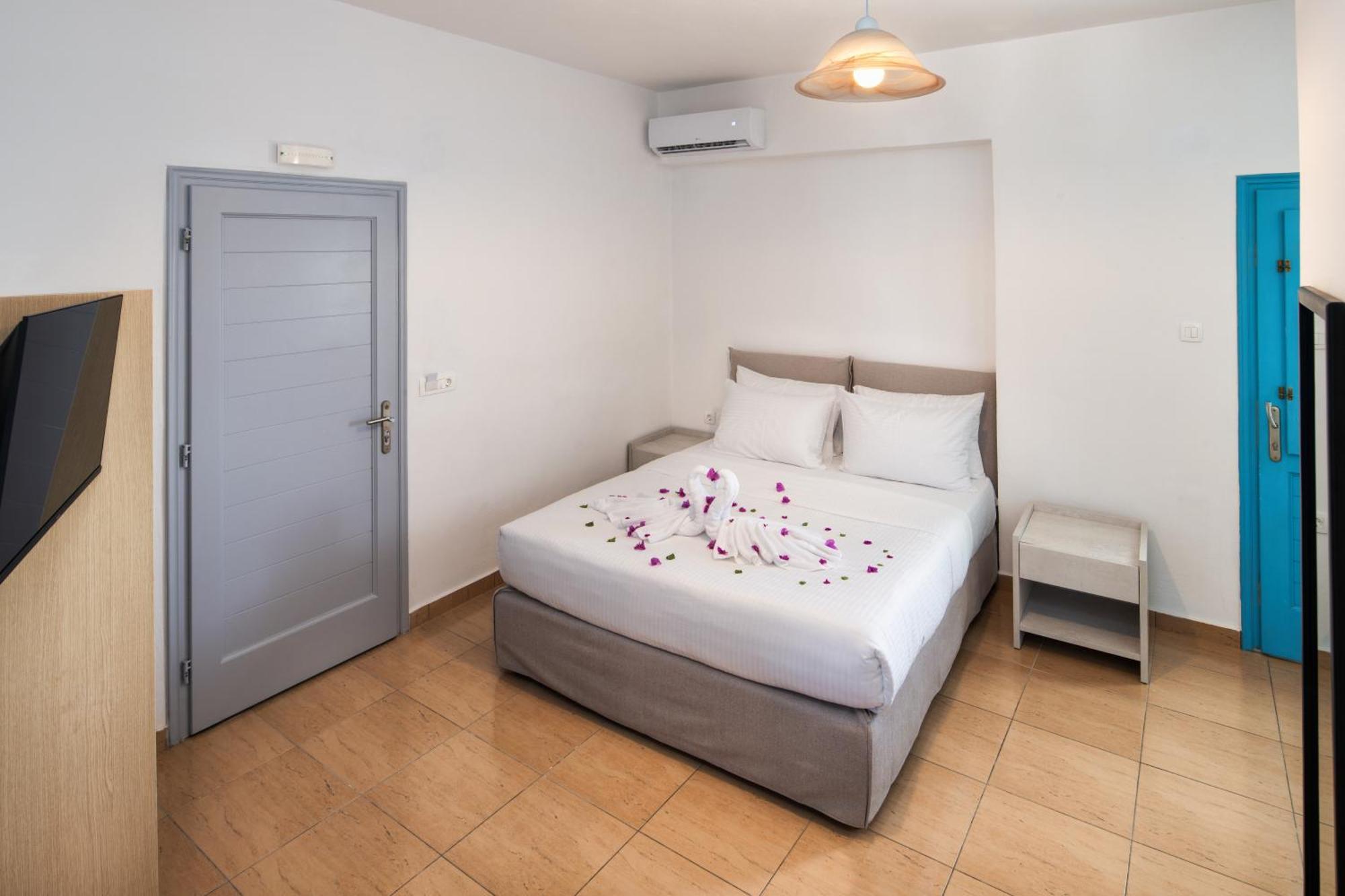 Hillside Elegance Suites Fira  Extérieur photo