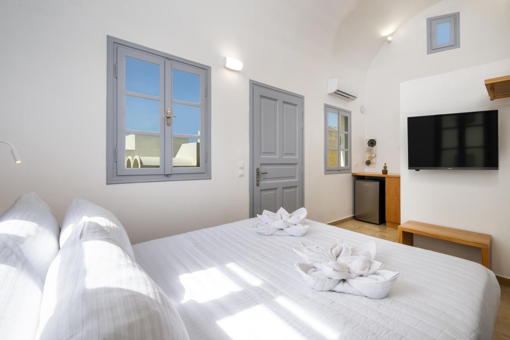 Hillside Elegance Suites Fira  Extérieur photo